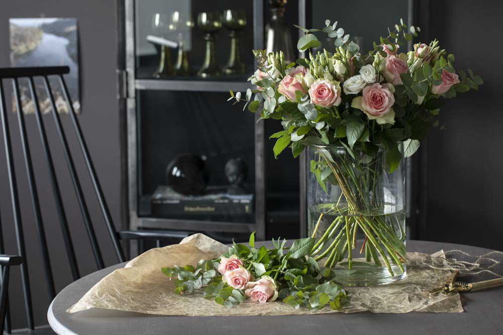 bukett med roser i glassvase