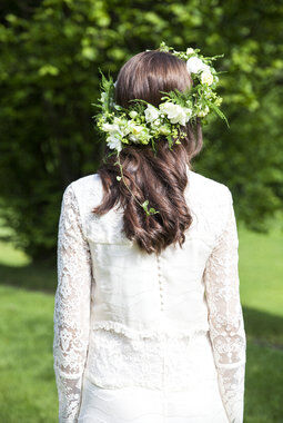 pynt deg med blomsterkrans i h&aring;ret
