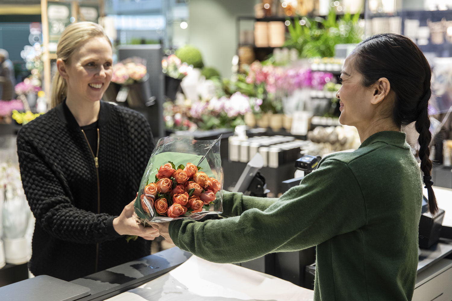 Butikkmedarbeider blomsterbutikk