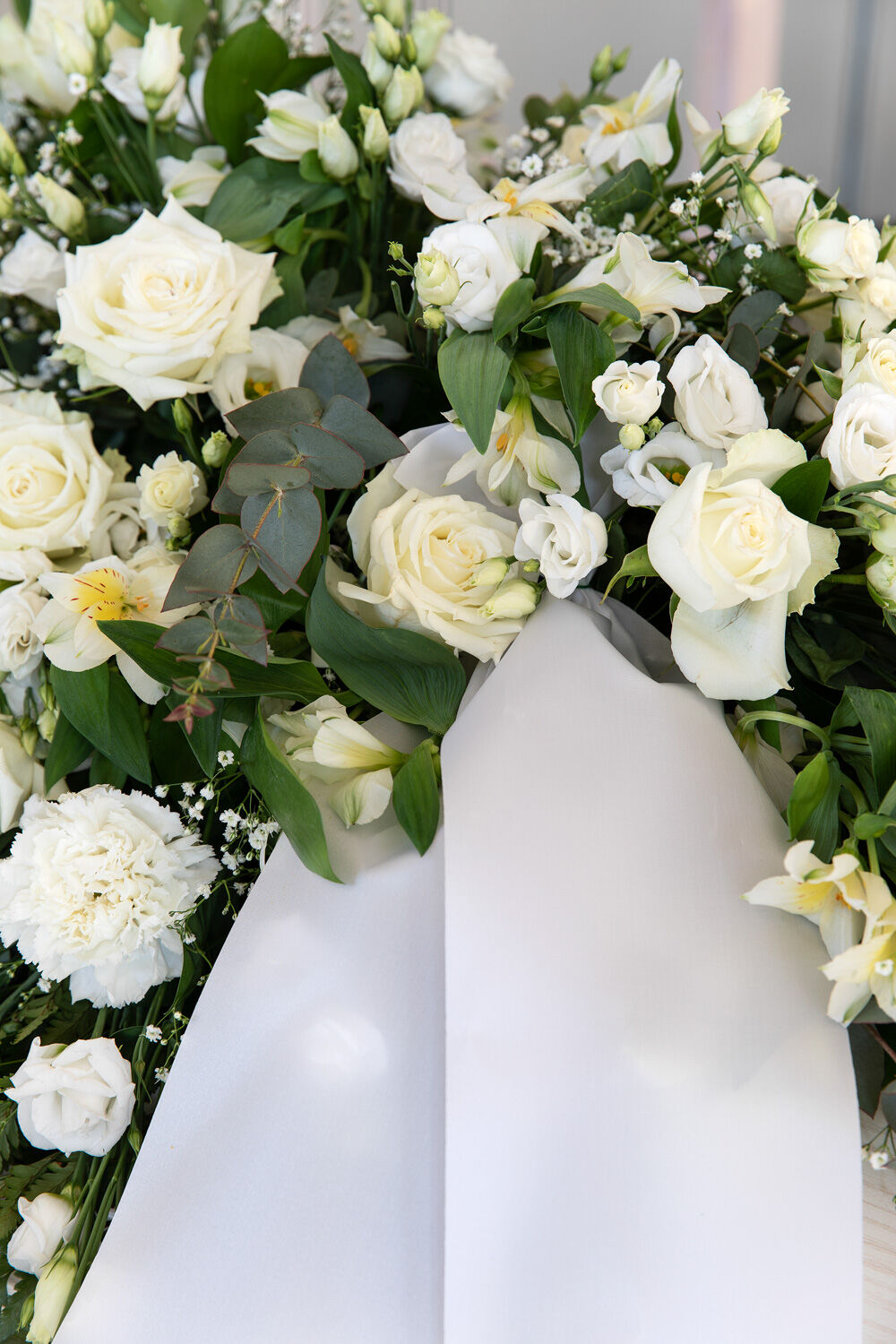 Sl&oslash;yfeb&aring;nd blomster begravelse