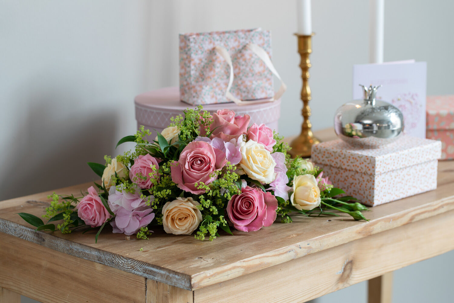 blomsterdekorasjon i rosa og fersken
