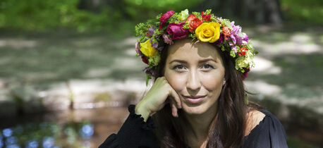 Pynt deg med blomsterkrans i h&aring;ret