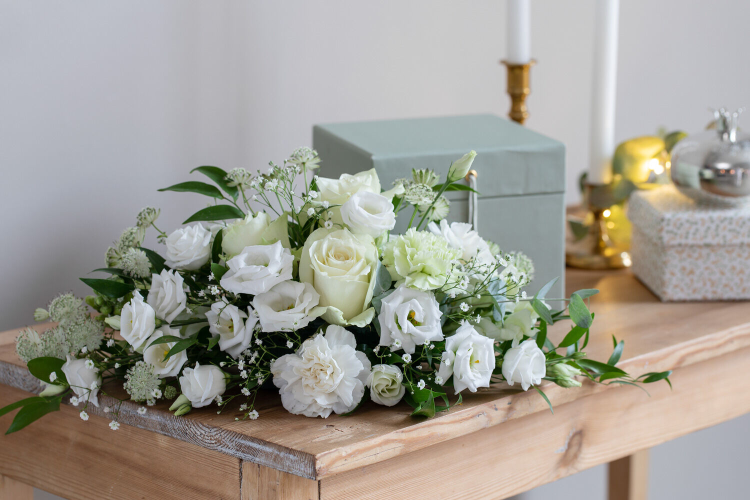 blomsterdekorasjon i hvitt og gr&oslash;nt