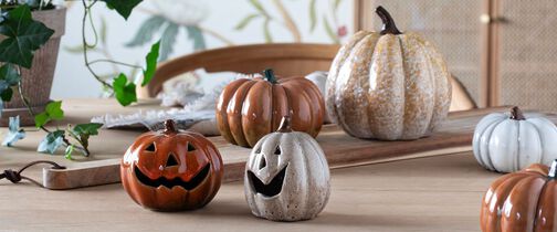 pyntet med gresskarlykt i inngangsparti
