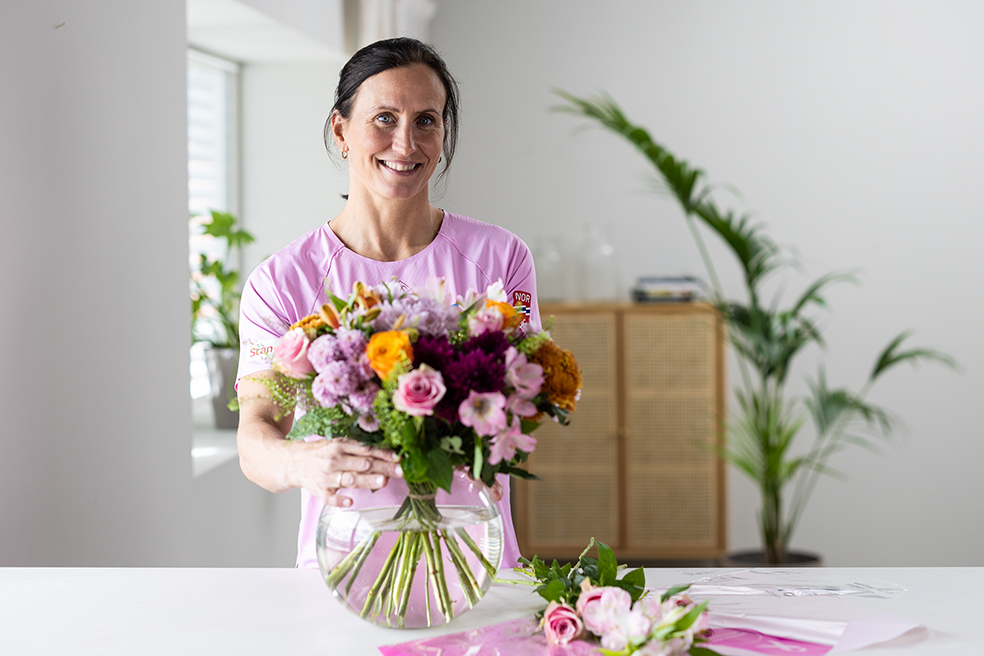 Marit Bj&oslash;rgen viser fram Rosa sl&oslash;yfe-buketten