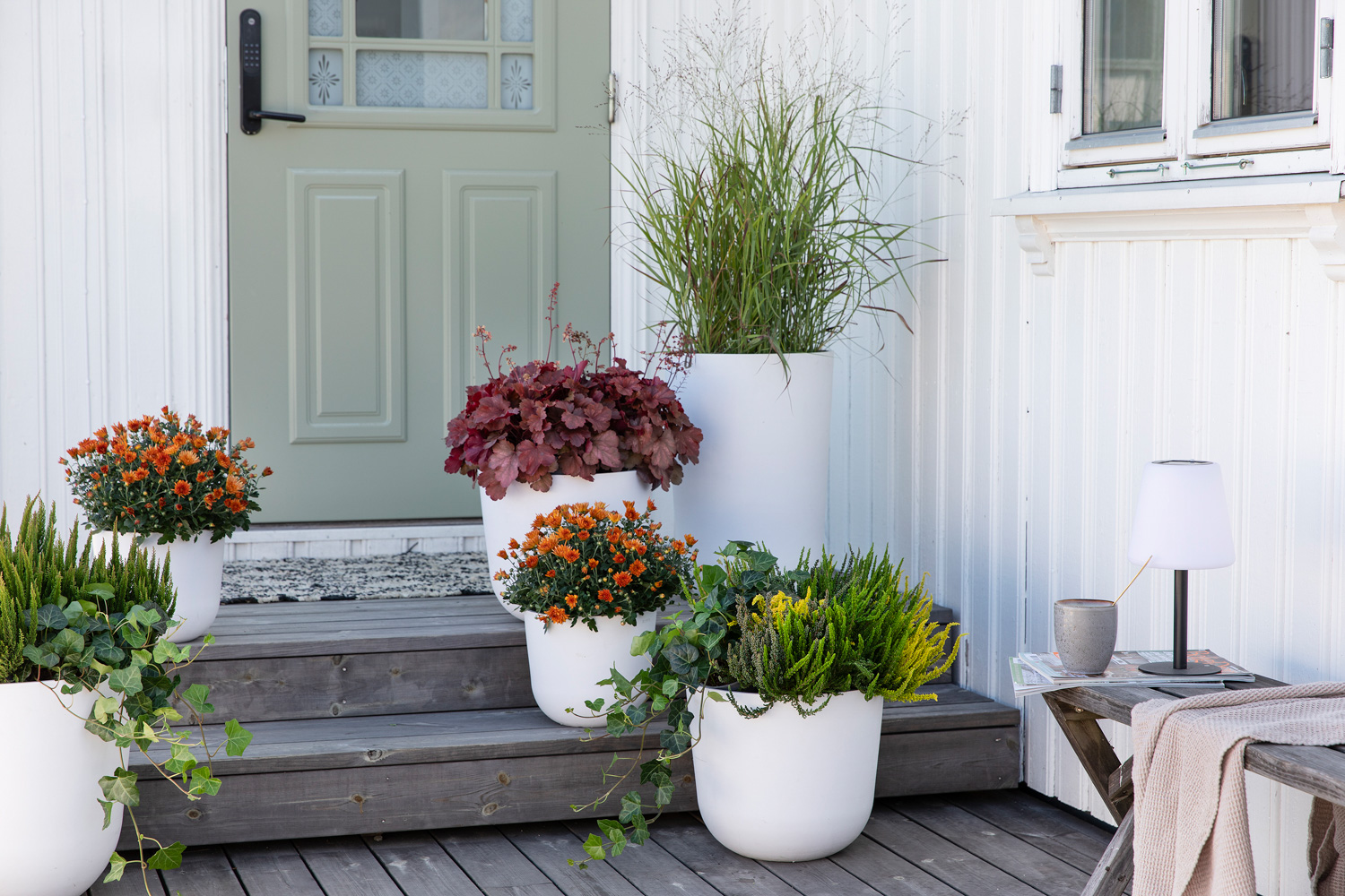 H&oslash;stblomster ved inngangspartiet